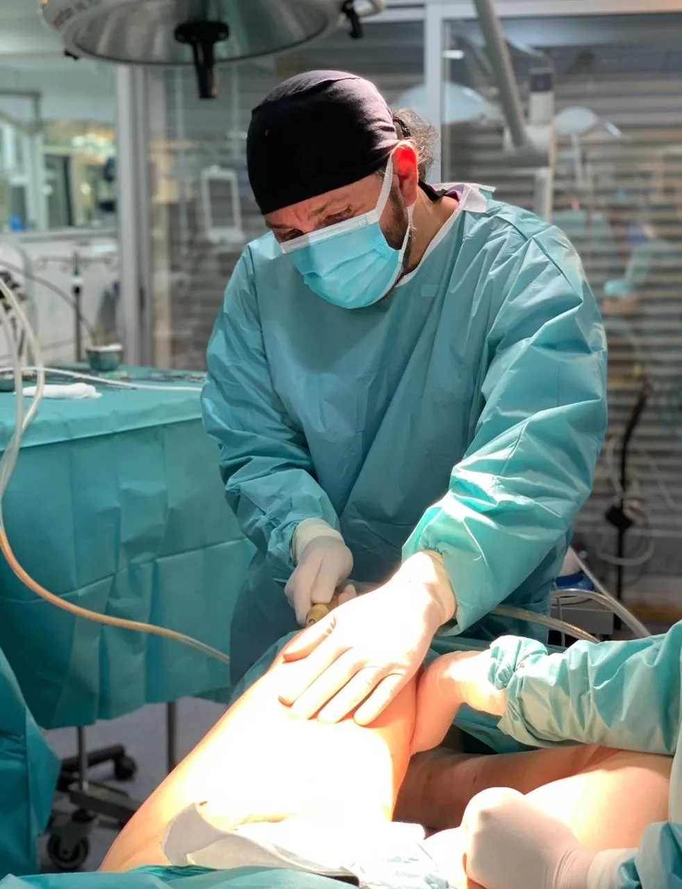 Le Dr Tawfik Sefrioui pendant une liposuccion WAL sous anesthésie locale